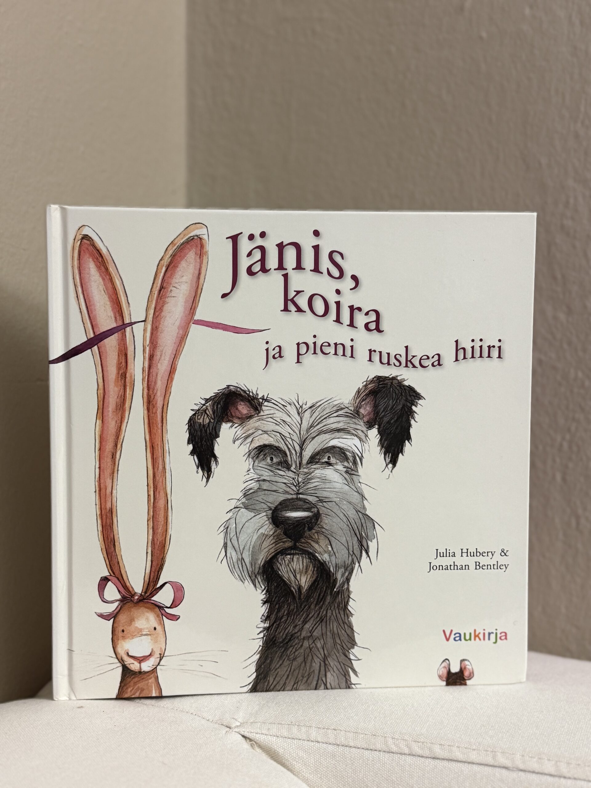 Jänis, koira ja pieni ruskea hiiri